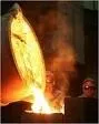 Ein großes Metallobjekt wird in einem Ofen mit intensiven Flammen geschmolzen.