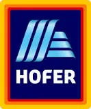 Das Logo von Hofer, ein blaues und weißes Symbol mit drei blauen Dreiecken und dem Wort 'Hofer' in weißer Schrift.