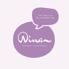 Ein lilafarbener Kreis mit dem Wort 'Nina' in weißer kursiver Schrift. Darüber befinden sich zwei Sprechblasen mit dem Text 'OH! HALLO & WILLKOMMEN BEI' in weiß.