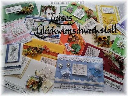 Eine Sammlung handgefertigter Grußkarten mit verschiedenen Designs, Farben und Dekorationen. Die Karten sind auf einer weißen Oberfläche angeordnet, wobei einige von ihnen Blumen und Bänder aufweisen.