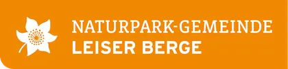 Ein orangefarbenes Banner mit weißem Text und einem weißen Blumensymbol. Der Text lautet 'Naturpark-Gemeinde Leiser Berge'.