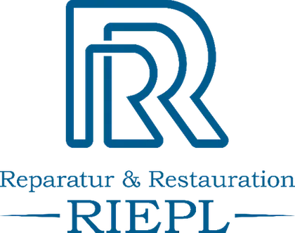 Das Logo für Reparatur & Restauration Riepl, mit einem stilisierten blauen 'R' mit einer geschwungenen Linie und einer fetten, serifenlosen Schrift darunter.