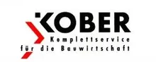 Das Logo für Kober, ein Unternehmen, das Komplettservice für die Bauwirtschaft anbietet. Das Logo zeigt den Namen Kober in fetter schwarzer Schrift mit einem roten Pfeil nach rechts und den Worten Komplettservice für die Bauwirtschaft darunter in kleinerer Schrift.