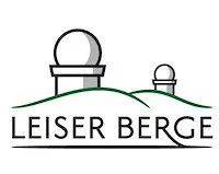 Das Logo von Leiser Berge zeigt einen stilisierten Hügel mit zwei kuppelförmigen Strukturen obenauf, eine größer als die andere. Der Hügel ist grün und der Text 'LEISER BERGE' steht in fetten schwarzen Buchstaben unterhalb des Hügels.