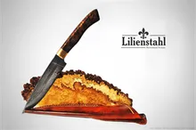 Ein scharfes Messer mit einem Holzgriff und goldener Einfassung liegt auf einem Stück Leder, mit dem Markennamen Lilienthal im Hintergrund.