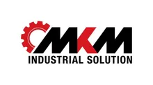 Das Logo von MKM Industrial Solution zeigt ein rotes Zahnrad mit schwarzem Umriss, über dem in fetter schwarzer Schrift 'MKM' steht. Unter 'MKM' sind die Worte 'Industrial Solution' in einer kleineren, kursiven Schrift geschrieben.