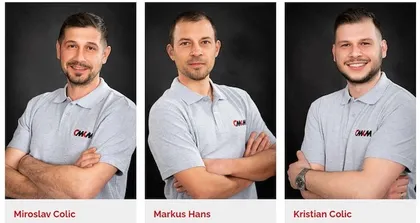 Drei Männer in grauen Poloshirts mit den Buchstaben 'CMH' auf der linken Brust, mit verschränkten Armen und lächelnd.