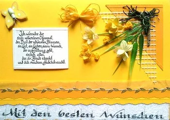 Eine gelbe Karte mit einem Schmetterling, einer Schleife und Blumen. Die Karte hat einen Zitat in Deutsch.