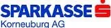 Das Logo der Sparkasse Korneuburg AG, mit einem blauen 'S' und einem roten 'E' mit einer roten Linie durch es, auf einem weißen Hintergrund.