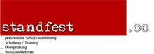Ein roter und weißer Banner mit dem Wort 'standfest' in weißer Schrift. Darunter befinden sich einige Texte in weißer Schrift, die 'persönliche Schutzausrüstung, Schulung/Training, Überprüfung, Industrieklettern' lauten.
