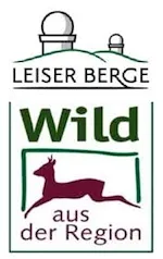 Das Logo für Leiser Berge Wild aus der Region zeigt ein laufendes Reh in einem grünen Feld mit einer Bergkette im Hintergrund.