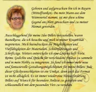 Eine Frau mit kurzen Haaren und einer Brille lächelt. Sie trägt ein gelbes Hemd mit schwarzem Text.