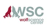 Das Logo des Wolf Science Centers zeigt zwei Wölfe, einen roten und einen grauen, mit den Buchstaben WSC in Grau und den Worten 'Wolf Wissenschaftszentrum' in Rot.