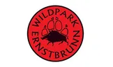 Ein rotes kreisförmiges Logo mit einer schwarzen Silhouette eines Wildschweins und dem Text 'Wildpark Ernstbrunn' in einer stilisierten Schrift.
