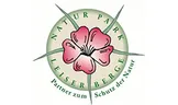 Ein kreisförmiges Logo mit einer rosa Blume, grünen Blättern und den Worten 'Natur Park Leiser Berge', die in einer geschwungenen Schrift um die Blume herum geschrieben sind.