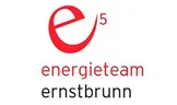 Das Logo für Energieteam Ernstbrunn, mit einem roten stilisierten 'e' und der Zahl '5' darin, auf weißem Hintergrund.