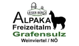 Das Logo für Alpaka Freizeitalm Grafensulz in Weinviertel/NO, mit einer Silhouette eines Alpakas und einer kleinen turmförmigen Struktur im Hintergrund.