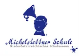 Eine blaue Silhouette eines Kindes mit einem Fragezeichen über dem Kopf, das MichelsAner Schule, ein niederösterreichisches Schulmuseum, darstellt.