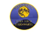 Ein rundes Logo mit einem hellen gelben Vollmond gegen einen blauen Himmel mit Wolken, mit dem Text 'Leiser Berge Sternwarte' darunter.