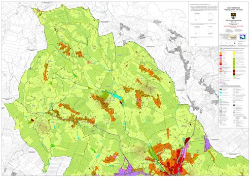 Eine Karte mit verschiedenen Landnutzungen und Gewässern. Grüne Flächen repräsentieren landwirtschaftliche Flächen, rote Flächen repräsentieren städtische Bebauung, blaue Flächen repräsentieren Wasserkörper und lila Flächen repräsentieren geschützte Naturgebiete.