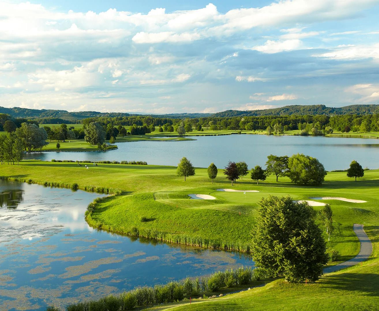 Bild enthält, Nature, Outdoors, Field, Lake, Water, Scenery, Golf, Golf Course, Sport