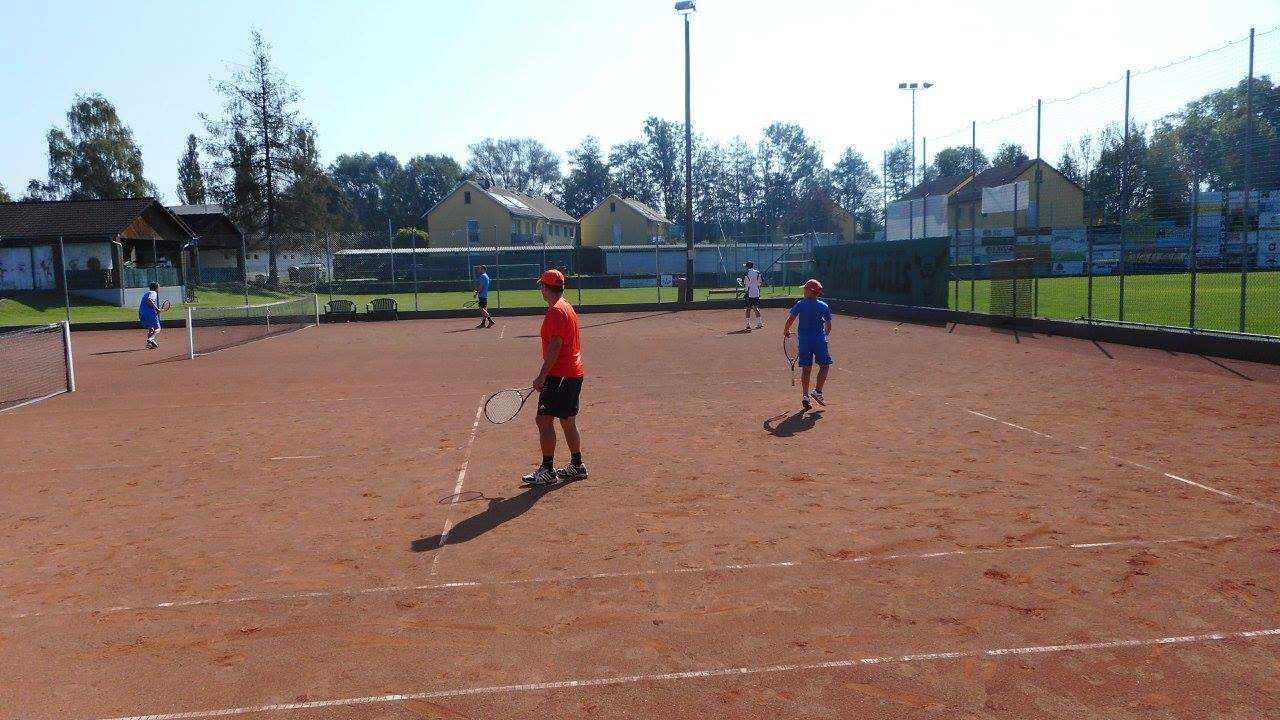 Bild enthält, Person, Racket, Sport, Tennis, Tennis Racket, Playing Tennis