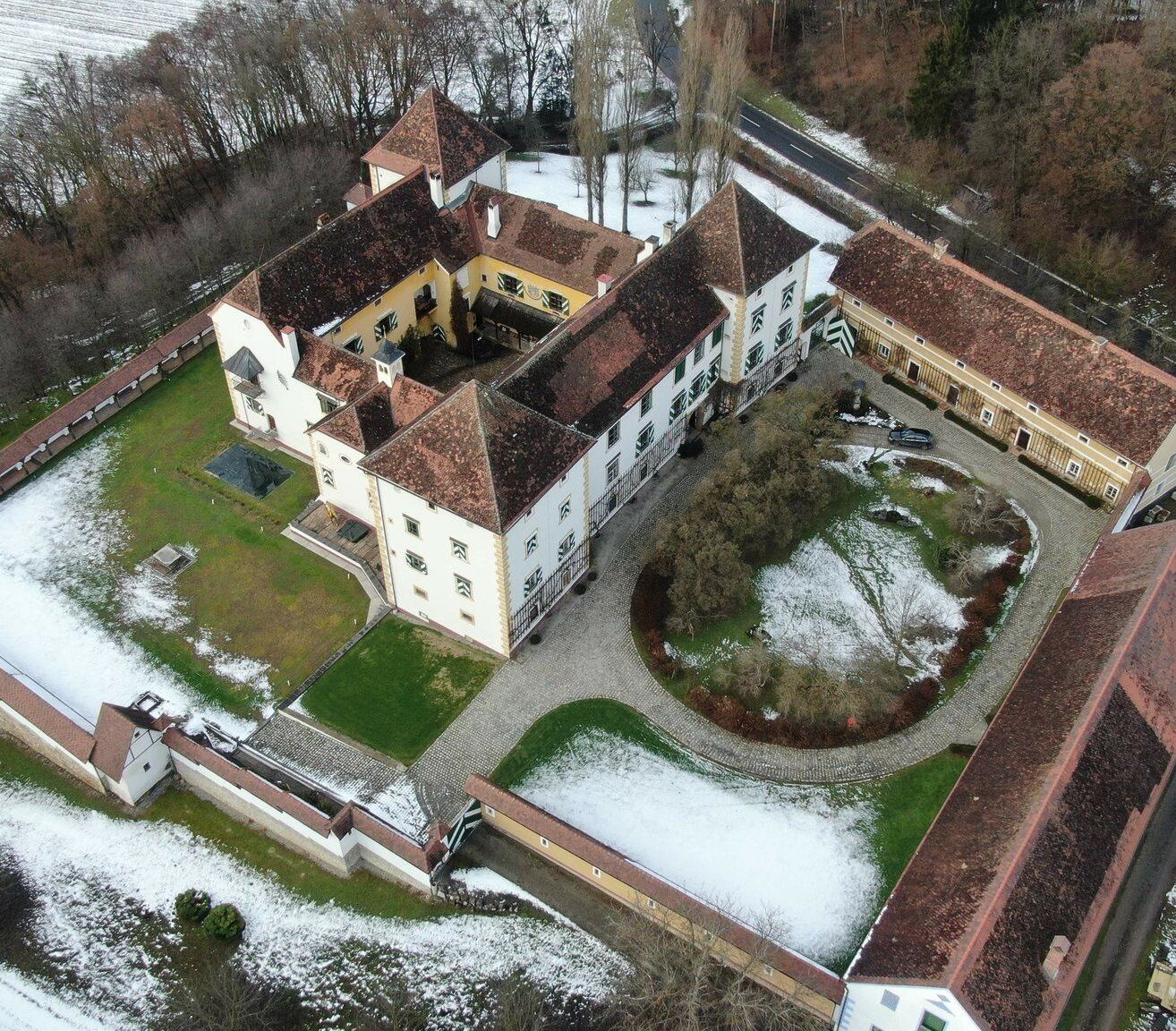 Bild enthält, Architecture, Building, Outdoors, Housing, House, Aerial View, Driveway
