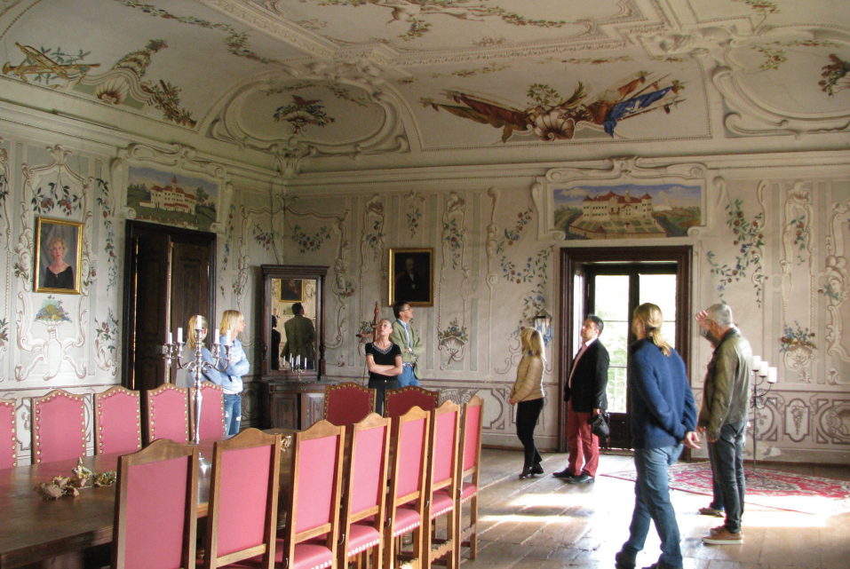 Bild enthält, Building, Dining Room, Dining Table, Reception Room, Waiting Room, Floor, Flooring, Adult, Person, Woman