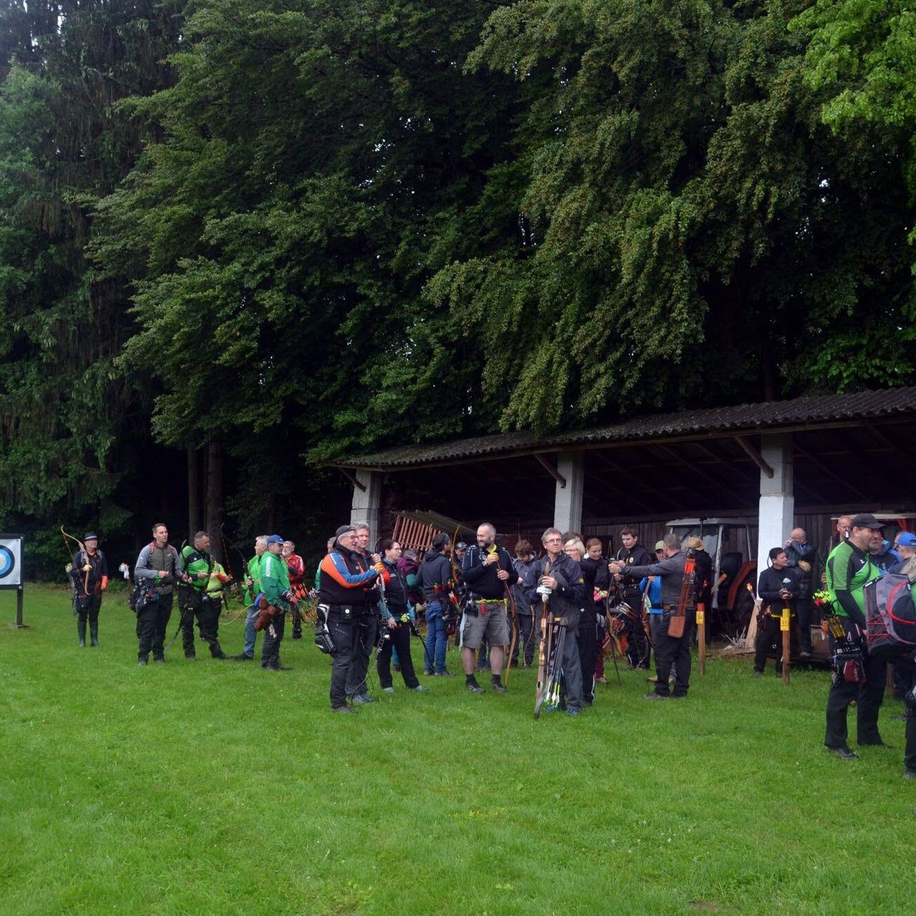 Bild enthält, Grass, People, Person, Vegetation, Tree, Outdoors, Park, Bird, Hat, Lawn
