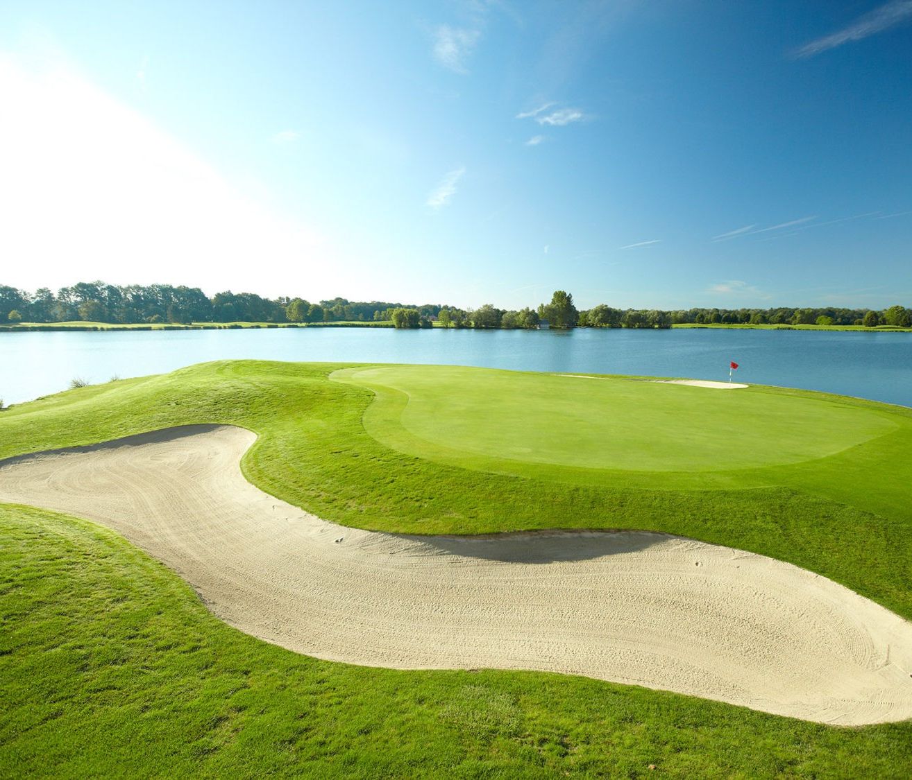 Bild enthält, Field, Nature, Outdoors, Lake, Water, Golf, Golf Course, Sport