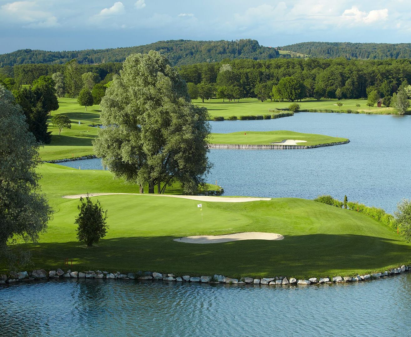 Bild enthält, Field, Nature, Outdoors, Lake, Water, Golf, Golf Course, Sport