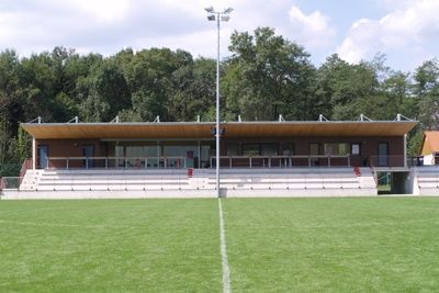 Bild enthält, Field, People, Person, Dugout, Sport, Grass, Plant
