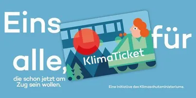 Eine Werbung für das KlimaTicket, die eine Person mit roten Haaren zeigt, die auf einem blauen Hintergrund einen Zug fährt, mit dem Text 'Eins für alle' und einem roten Kreis.