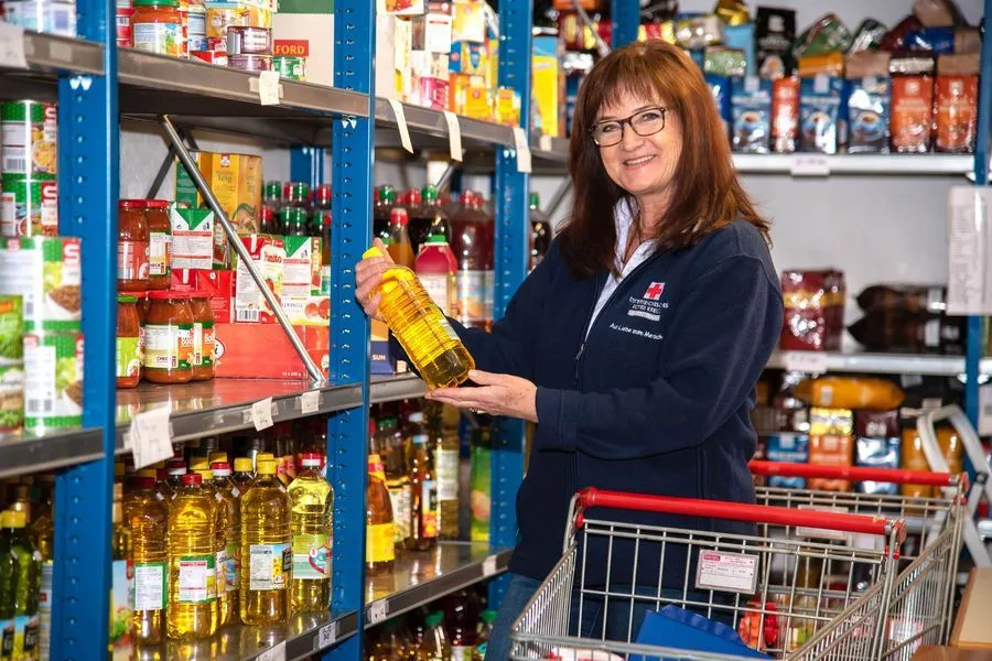 Adult, Female, Person, Woman, Shelf, Cooking Oil, Food, Face, Glasses, Beer
