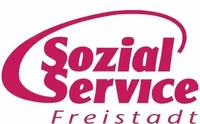 Das rosa Logo von Sozial Service Freistadt ist auf weißem Hintergrund abgebildet. Es zeigt eine stilisierte Schreibschrift mit 'Sozial' über 'Service', eingeschlossen in einem Halbkreis. Darunter steht 'Freistadt' in fettem, serifenlosen Schrift.