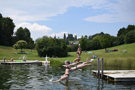 Bild enthält, Nature, Outdoors, Scenery, Grass, Water, Waterfront, Park, Bench, Person, Pond