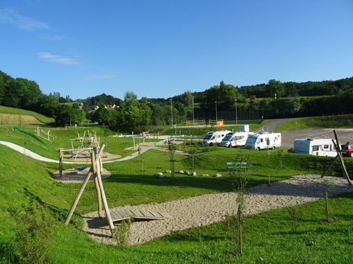 Bild enthält, Nature, Outdoors, Scenery, Grass, Plant, Park, Car, Transportation, Vehicle, Play Area
