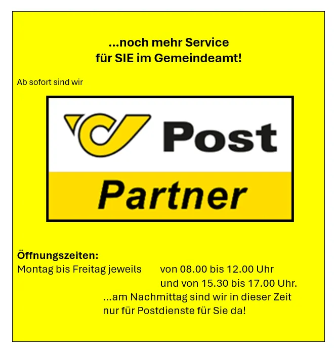 Ein gelbes Plakat bewirbt Postdienstleistungen. Es heißt '...noch mehr Service für Sie im Gemeindeamt!' Öffnungszeiten sind 08:00-12:00 und 15:30-17:00, Montag bis Freitag.