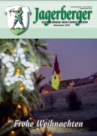Eine Dorfszene mit einem Weihnachtsbaum, beleuchteten Lichtern und einer Kirche im Hintergrund. Die Worte 'Frohe Weihnachten' sind unten geschrieben.