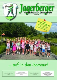 Eine Gruppe von Kindern und Erwachsenen steht und springt auf einer Holzplattform, mit einem gelben Haftnotiz, der an einem Baum befestigt ist. Der Notiz lautet '20 Jahre Naturschwimmbad Jagerberg' und lädt alle zu einem Familientag am 2. August 2026 ein.