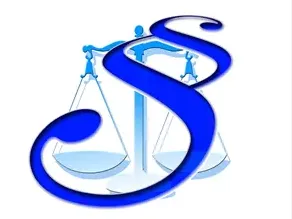 Ein blauer stilisierter Buchstabe S sitzt auf einer Waage, wobei die Waagschalen symmetrisch positioniert sind. Der Buchstabe S wird durch eine geschwungene blaue Linie gebildet.