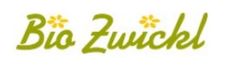 Das Bio Zwickel Logo, mit grünem Text und drei gelben Blumen darüber und darunter, auf weißem Hintergrund.