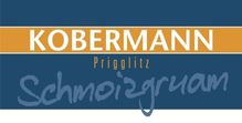 Ein blauer und orangefarbener Banner mit 'Kobermann Prigglitz' in weißem Text oben und 'Schmoizgruam' in kursiver blauer Schrift unten.
